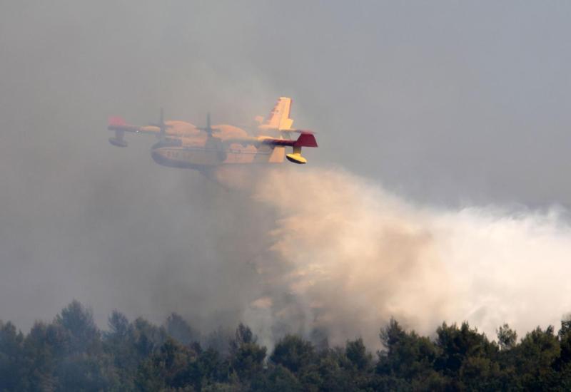 Air Tractor - Razbuktao se požar kod Skradina, izbio novi požar kod Šibenika, gori i Biokovo